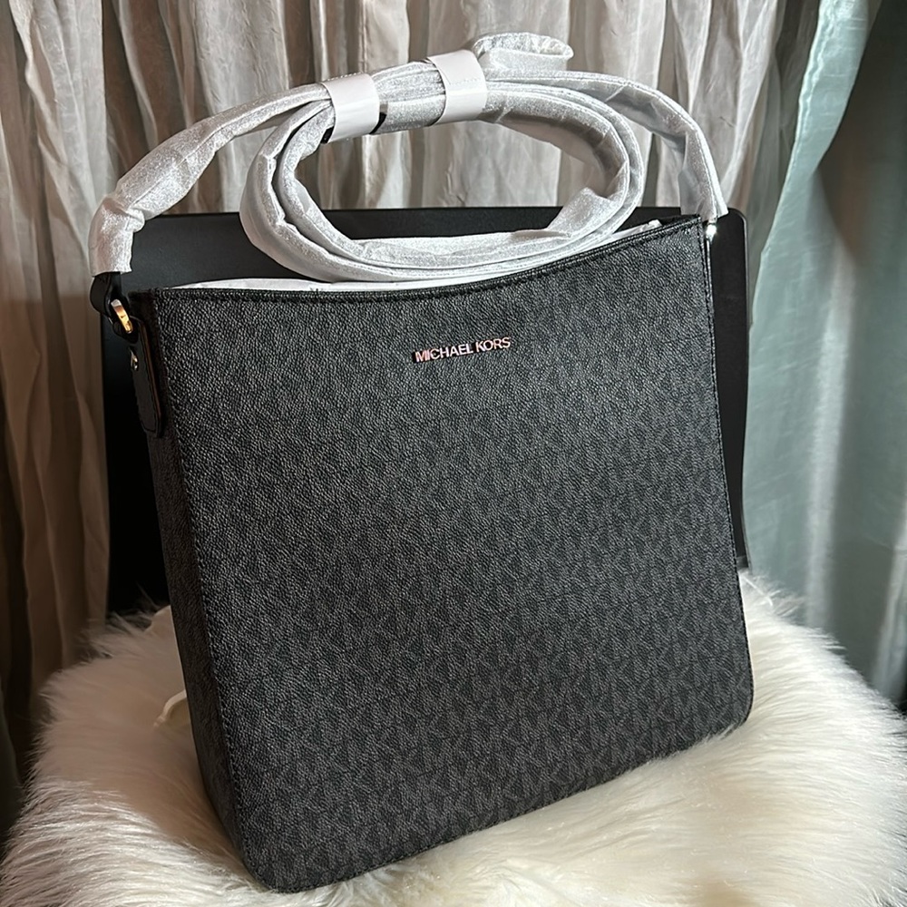 Michael Kors Jet Set Large Signature Messenger Crossbody Bag (Black Signature)